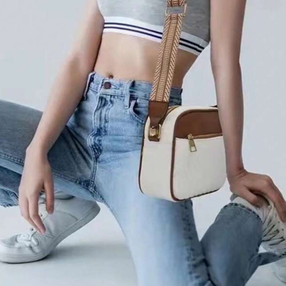 Chic Quilted Crossbody Bag with Wide Strap - Picture 2 of 6